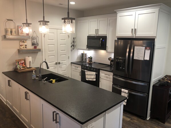 冰箱、微波炉、烤箱、炉灶