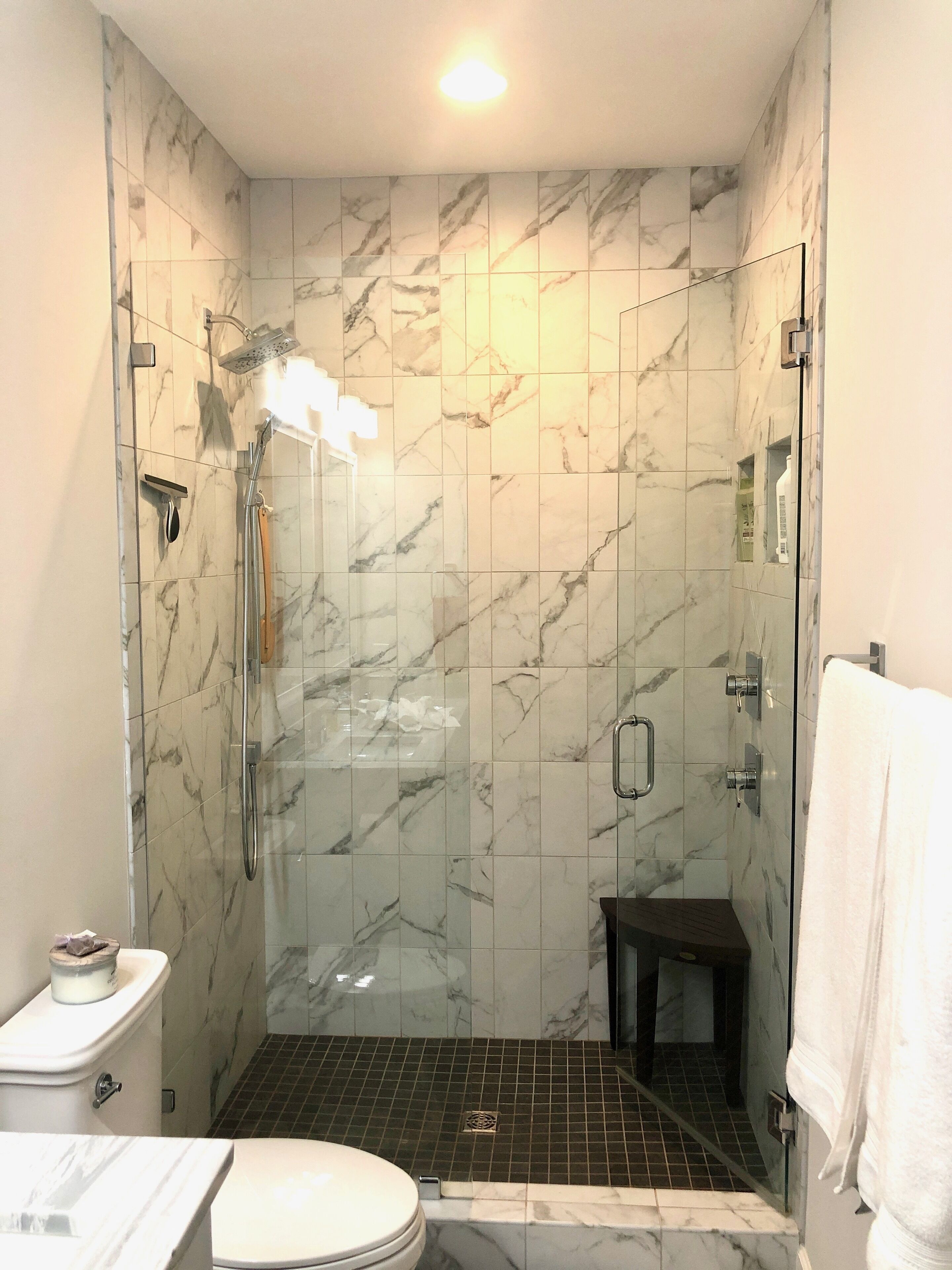 Douche, sèche-cheveux, serviettes fournies, savon
