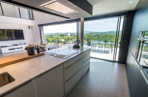 Villa de diseño | Cocina privada | Nevera en la zona común y microondas en la zona común