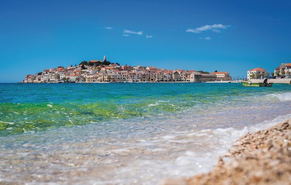 Una spiaggia nelle vicinanze