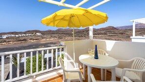 Outdoor dining - REYES Natur - Quiet apartment with mountain views (Charco del Palo)