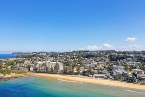 ビーチの近く、サンラウンジャー