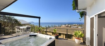 White House Terrigal LOCATION pool spa beach