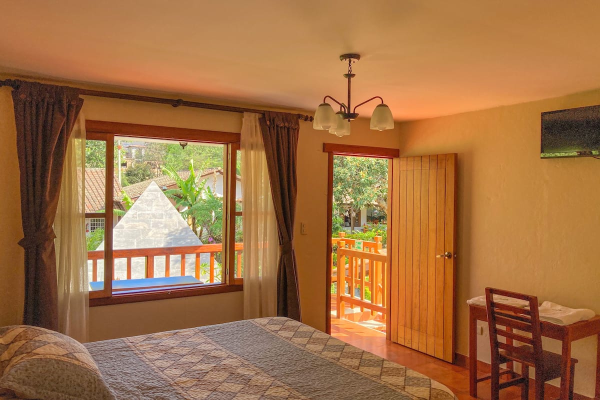 comfort room | 1 bedroom, down duvets, desk, laptop workspace