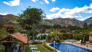 Una piscina al aire libre (de 11:00 a 18:00), sombrillas, tumbonas