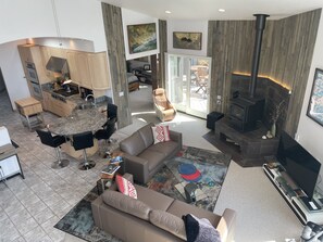 Smart TV, fireplace, DVD player, video library - Contemporary and spacious, amazing white water views.  (Sea Ranch)