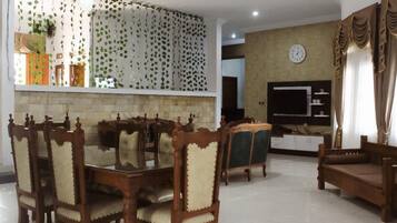 Kamar Keluarga | Makan di kamar