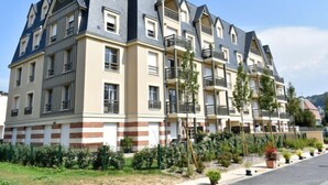 Ein mehrgeschossiges Wohnhaus mit moderner Architektur, mit Balkonen und einer Ziegelaußenwand.