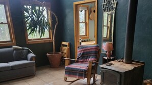 تلفزيون ذكي، مدفأة، مشغل دي في دي، كُتُب