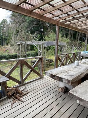A wooden deck with picnic tables and a pergola structure. - Pension Morino Garden Mashiko (Mashiko)