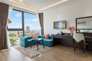 럭셔리 스튜디오 스위트, 퀸사이즈침대 2개, 금연, 시내 전망 | 거실 | 위성 채널 시청이 가능한 42인치 TV, 벽난로