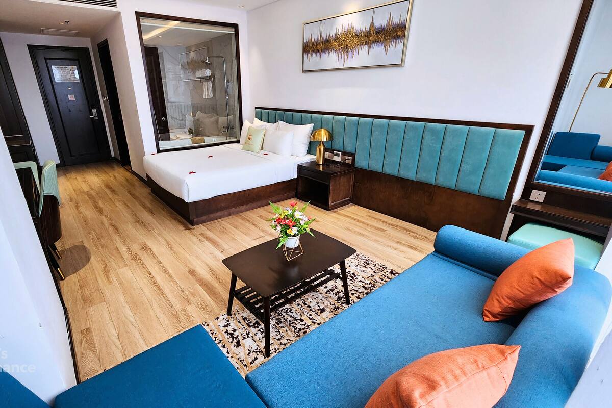 Business Studio | Living area | 42-inch TV with satellite channels, fireplace