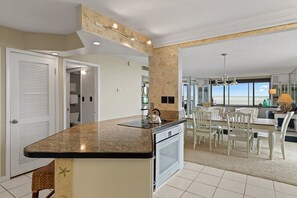 Kühlschrank, Mikrowelle, Wasserkocher mit Kaffee-/Teezubehör