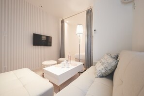 Quarto, para não fumantes (Semi Double Bed, Sofa Bed Type B) | Escrivaninha, espaço de trabalho para notebook, cortinas blackout