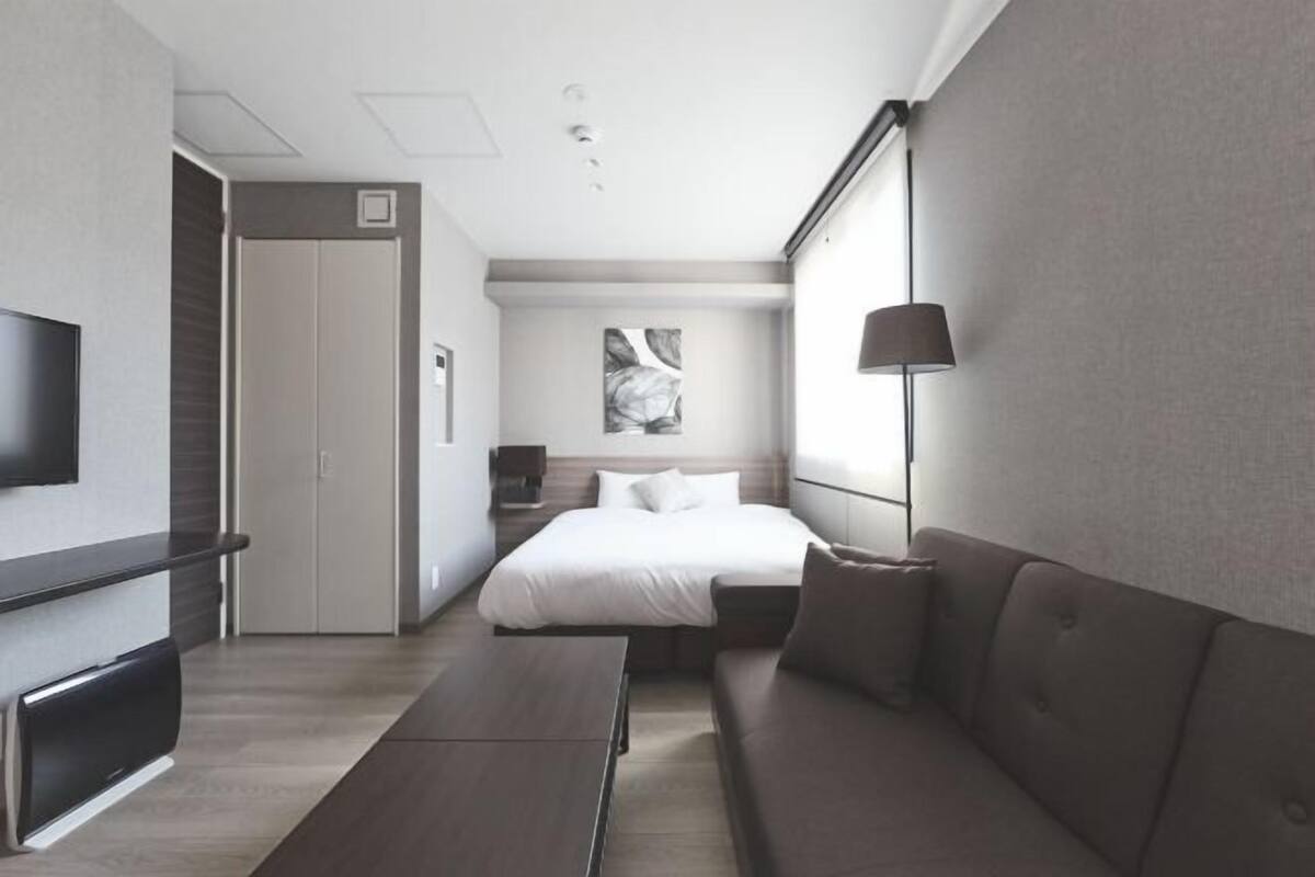 Een bureau, een laptopwerkplek, verduisterende gordijnen