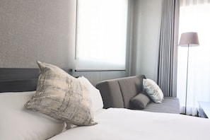 Quarto, para não fumantes (Semi Double Bed, Sofa Bed Type E) | Escrivaninha, espaço de trabalho para notebook, cortinas blackout