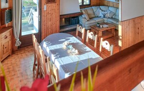 TV, fireplace - Amazing home in Basse-sur-le-Rupt with sauna (Basse-sur-le-Rupt)