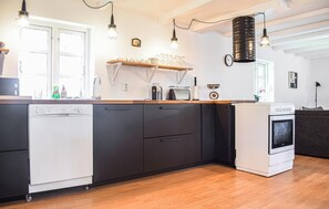 Kylskåp, mikrovågsugn, spishäll och diskmaskin