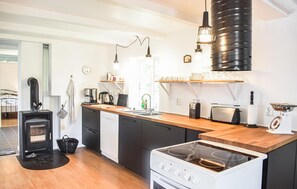 Réfrigérateur, plaque de cuisson, lave-vaisselle, cafetière/bouilloire