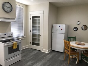 Fridge, microwave, oven, stovetop - Convention Loft B Salem Oregon TIGER STATION LOFTS, 30 nights stays & takes pets (Salem)
