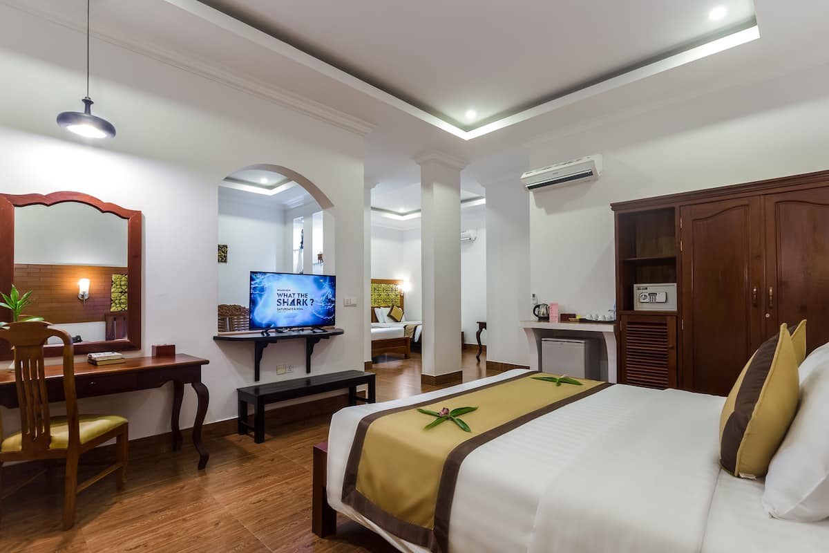 Deluxe Family Suite | 1 bedroom, down comforters, pillowtop beds, minibar