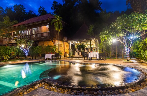 屋外プール、営業時間 6:00 ～ 21:00、プール パラソル、サンラウンジャー