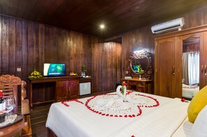 Wooden Villa King Bed | 羽毛の掛け布団、ピロートップベッド、ミニバー、セーフティボックス (室内)