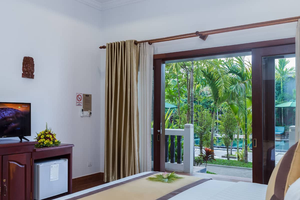 Deluxe Double Room, 1 King Bed, Pool View | Balcony