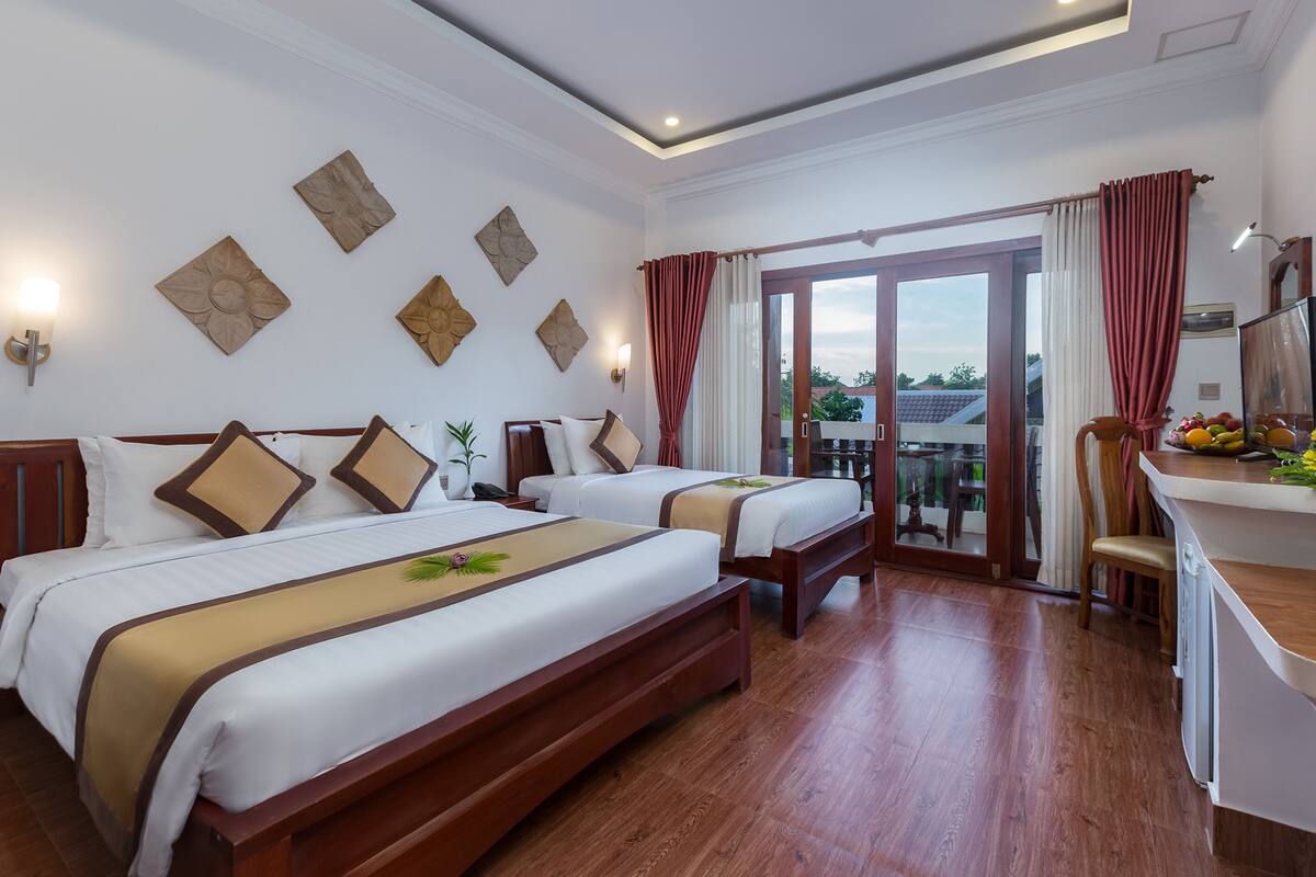 Deluxe Triple Room | Down comforters, pillowtop beds, minibar, in-room safe