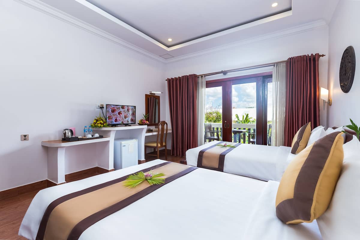 1 bedroom, down comforters, pillowtop beds, minibar
