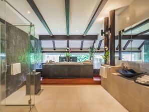 Villa, eigener Pool | Badezimmer | Badewanne und Dusche (separat), Komfortbadewanne