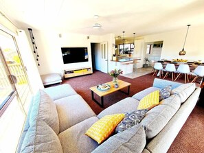 TV, fireplace - Rotorua Paradise,heated pool,2×65" TVs,now 30% off (Rotorua)