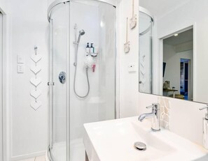 Free toiletries, hair dryer, towels - Rotorua Paradise,heated pool,2×65" TVs,now 30% off (Rotorua)