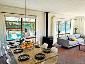 Dining - Rotorua Paradise,heated pool,2×65" TVs,now 30% off (Rotorua)