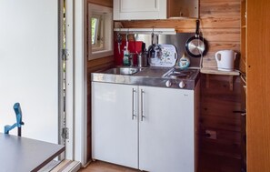 Réfrigérateur, four à micro-ondes, surface de cuisson, cafetière-théière