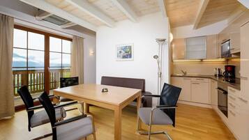 Grand-Apartment, 2 Schlafzimmer, Balkon | Eigene Küche | Kühlschrank, Mikrowelle, Ofen, Herdplatte