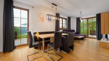 Grand-Apartment, 2 Schlafzimmer, Terrasse | Wohnbereich