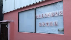 A building with a sign that reads "PRINCESS HOTEL" on the window. - Sapporo Princess Hotel - Hostel (Sapporo)