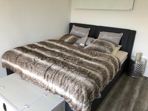 1 室のベッドルーム、セーフティボックス (室内)、デスク、WiFi