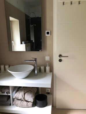 シャワー、ジェットバス、ヘアドライヤー、タオル