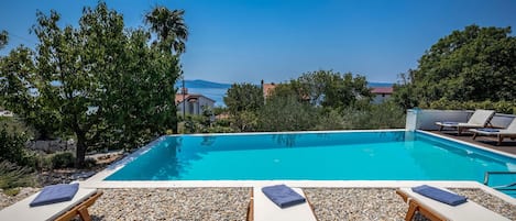 Een infinity pool, een verwarmd zwembad