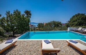 Piscine à débordement, piscine chauffée