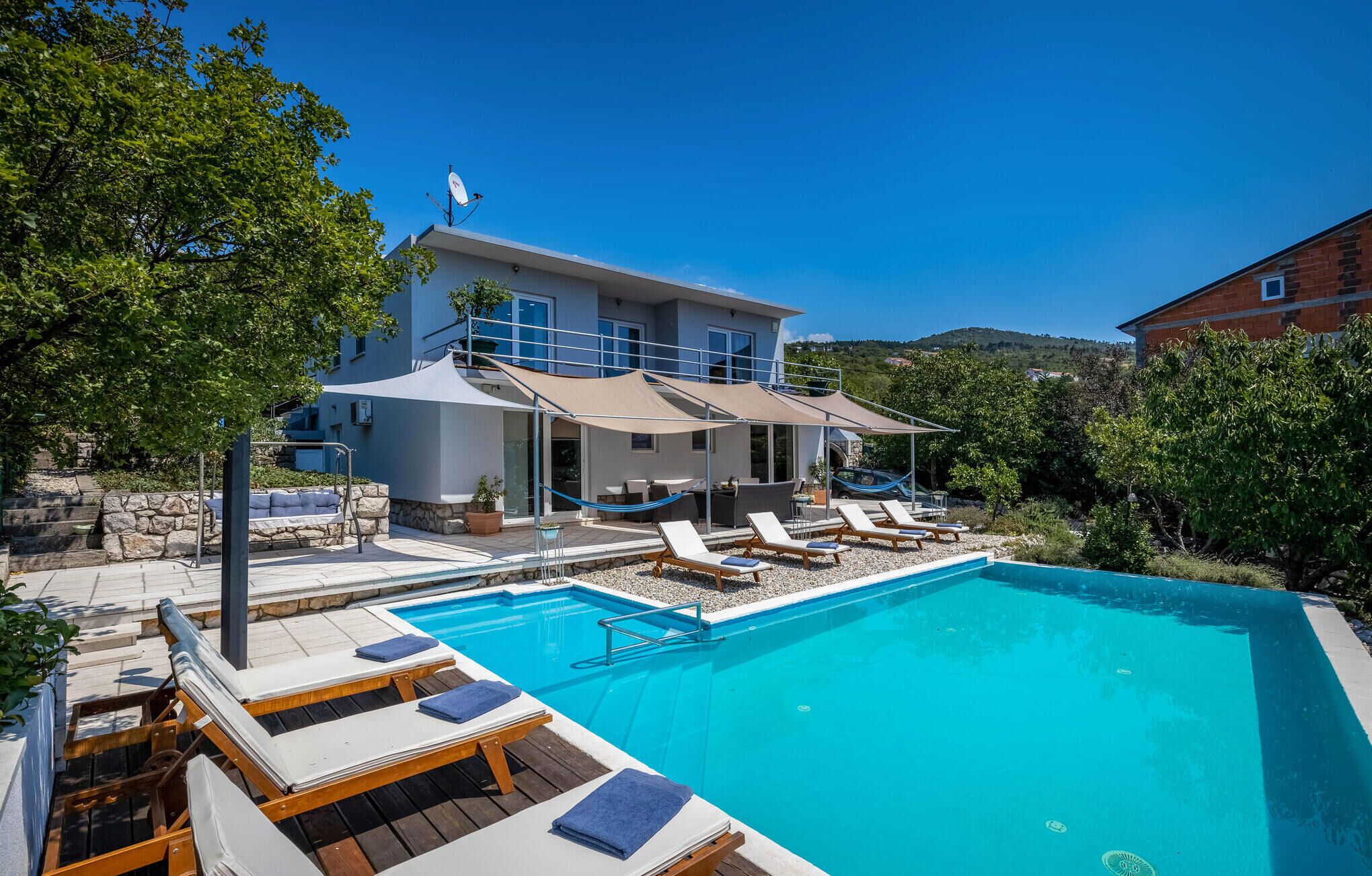 Een infinitypool en een verwarmd zwembad