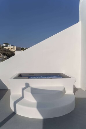 Private spa tub - Thallos Cave House and Apartments (Santorini)