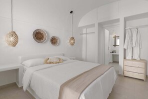 Une chambre à coucher moderne avec un grand lit, des tables de chevet et des luminaires suspendus.