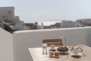 Suite Deluxe, 1 chambre, bain à remous, vue océan | Repas de petit déjeuner | Petit déjeuner à emporter compris tous les jours