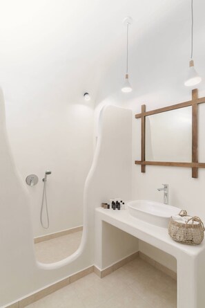 Luksushuvila, 2 makuuhuonetta, poreamme, executive-taso | Kylpyhuone | Suihku, sadesuihkupää, designer-hygieniatuotteet, hiustenkuivaaja