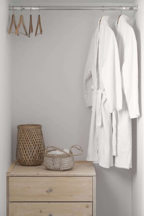 Deluxe Suite, 1 Bedroom, Hot Tub, Ocean View | Premium bedding, in-room safe, individually decorated - Thallos Cave House and Apartments (Santorini)