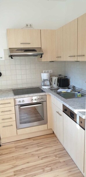 Kühlschrank, Mikrowelle, Ofen, Geschirrspüler