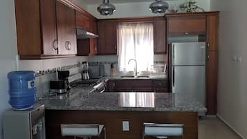 Deluxe Villa (2 Bedrooms) | Private kitchen | Microwave, oven, stovetop, cookware/dishes/utensils